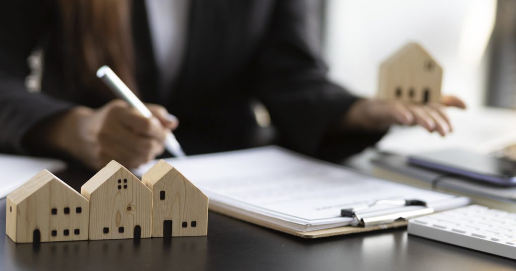 Lawyer specialised in real estate transactions